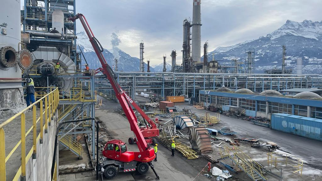 Telescopic handler working at a process installation