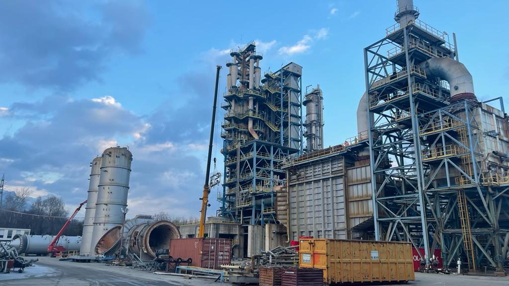 Process towers and industrial containers on site