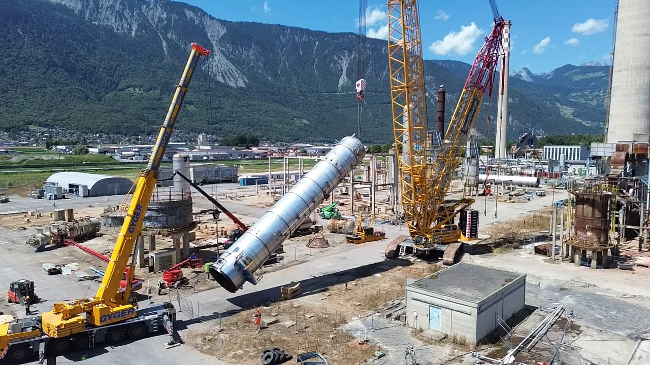 Tandem lift of a column with mobile and crawler cranes