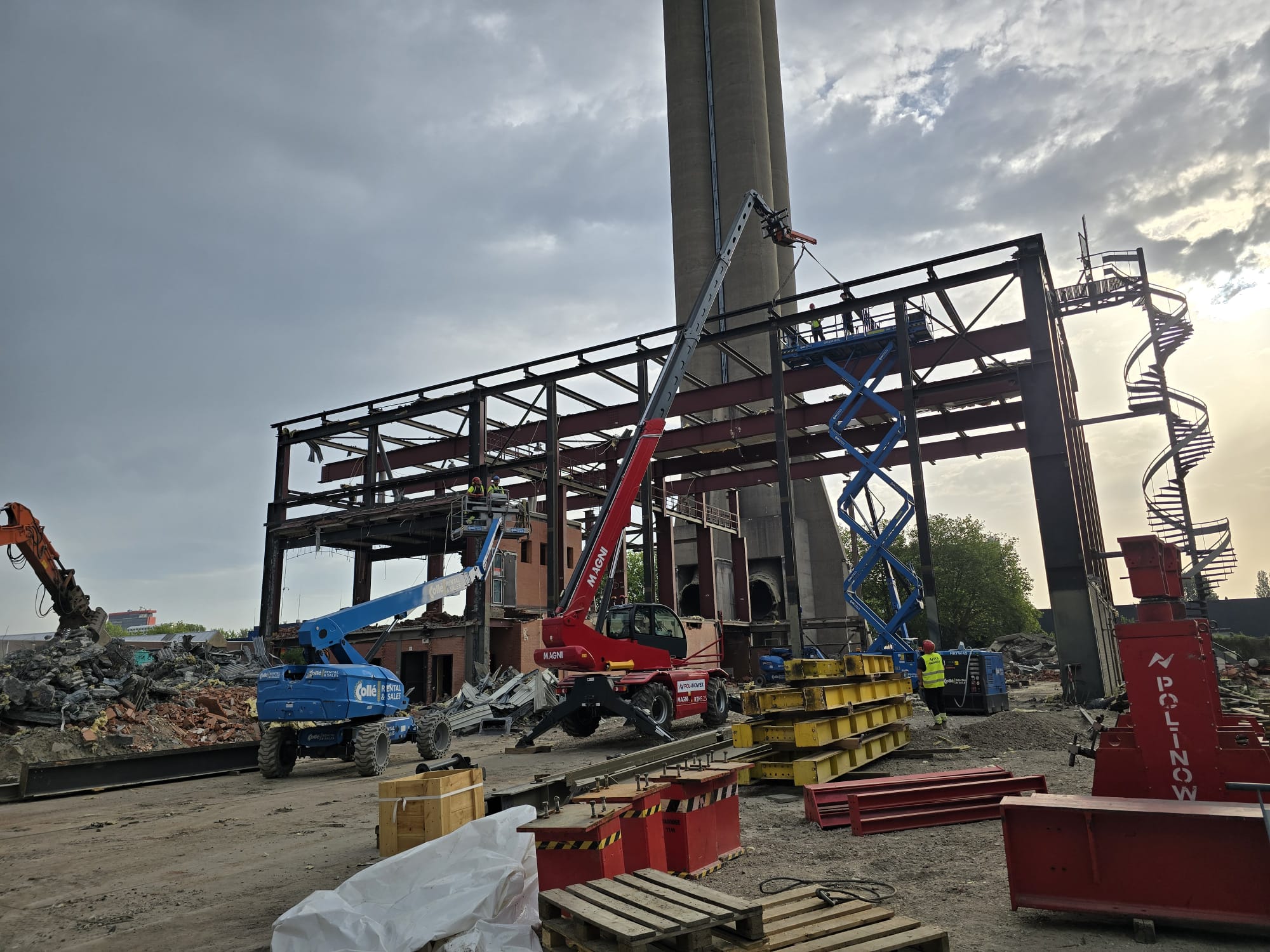 Industrial dismantling work at a demolition site